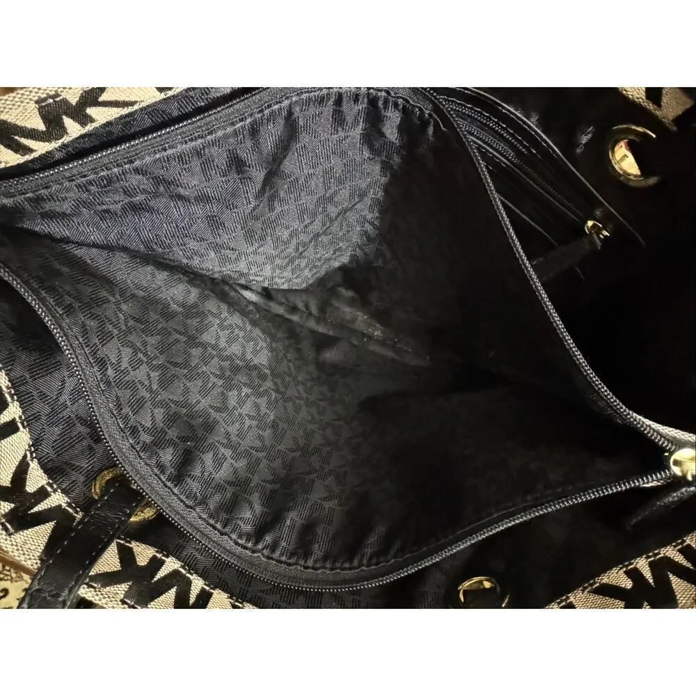 Michael Kors large compartment
